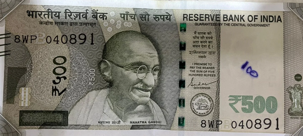A ₹500 banknote with the serial number 8WP 040891
